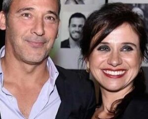 Dalila Carmo Instagram - 22 anos a experimentar diferentes tipos de relacionamento com o Diogo. Umas mais ternurentas, outras mais tórridas ou namoriscadas, mais casadas ou divorciadas, uma coisa comum a todas elas: Sabemos rir da desgraça, sabemos desconstruir para construir a seguir. Às vezes um olhar ou sinal é suficiente para retomar a cumplicidade do caminho. Vejo-o poucas vezes fora dos nossos "casamentos" mas sei que em cada um deles tentaremos trazer alguma novidade. E gargalhadas. Pq se sobrevive melhor com elas... a Rir🎬✨l