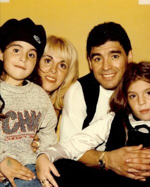 Dalma Maradona Instagram - Feliz todo para vos Tata de mi corazón entero! Feliz cumple a la mamá más buena, la gran jugadora de pádel, la que cambia absolutamente todas las letras de las canciones, la que tiene más fotos de sus nietos (ordenadas en carpetas y por fechas) que nosotras sus propias madres, la ganadora de Masterchef, la que viene a casa y se pone loca por el desorden, la mejor cómplice y confidente, la que piensa primero en los demás en vez de pensar en ella, la que no se metía ni loca al mar o a una pileta hasta que la obligaron sus nietas, la que la gente AMA sin conocer y si tienen el privilegio de conocer NO PUEDEN PARAR DE AMAR, la organizadora de eventos mas dedicada que conozco que sigue en contacto con todos sus clientes mucho después de sus eventos , LA MEJOR ABUELA DEL UNIVERSO que sus nietos salen corriendo a abrazar apenas escuchan el timbre, la que sale corriendo para ayudarnos a Giani y a mí CUANDO SEA A LA HORA QUE SEA, la amiga que todos quieren tener , la que entró como loca en mi trampa cuando le conté que iba a ser abuela, la que hace los mejores ñoquis del mundo, la que cuando pase el peor momento de mi vida me agarró de la mano y me dijo NO TE PREOCUPES QUE TODO VA A ESTAR  BIEN y así fue porque tiene una convicción para que pase todo lo bueno que es inexplicable! 
Te deseo solo lo bueno y que todo lo que das te vuelva por mil! Te amo mamá. Te amamos Tata! Qué hermoso compartir la vida con vos!