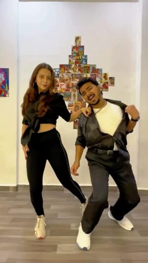 Damini Dave Instagram - Bhasad Macha Daala💃🤣😎

@shahidkapoor @hegdepooja @mikasingh @vishalmishraofficial @jyoticatangri @boscomartis @zeemusiccompany 

#daminidave #bhasadmacha #shahidkapoor #bollywood #viral #trendingreels