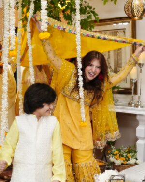Dananeer Mobeen Instagram - Overexcited Roshi for Mahis mayon 💛 
Sir Talha kou atleast thank you bolna chahiye thha. Chalou aap hee boldo. 
-
This gorgeous outfit by my beautiful @official_mayaali @mayapretofficial 💛
