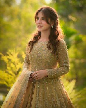 Dananeer Mobeen Instagram - A girl who believes in fairytales, and now she wears them @kanwalmalik.official❤️❤️
styling by: @faizas.salon 
Shot by: @saherabbasi 🤍🤍
#KanwalMalikOfficial #KanwalMalik #Maahi #FestiveUnstitched