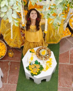 Dananeer Mobeen Instagram - Overexcited Roshi for Mahis mayon 💛 
Sir Talha kou atleast thank you bolna chahiye thha. Chalou aap hee boldo. 
-
This gorgeous outfit by my beautiful @official_mayaali @mayapretofficial 💛