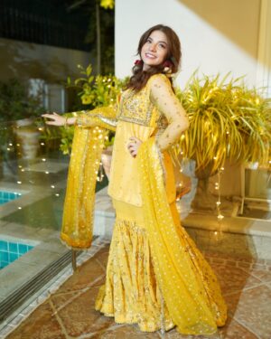 Dananeer Mobeen Instagram - Overexcited Roshi for Mahis mayon 💛 
Sir Talha kou atleast thank you bolna chahiye thha. Chalou aap hee boldo. 
-
This gorgeous outfit by my beautiful @official_mayaali @mayapretofficial 💛