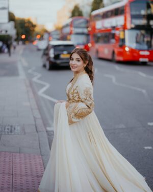 Dananeer Mobeen Instagram - the sun shining in London, and a ton of love. Eternally grateful and blessed 🤍
-
#humawards2024 
- @mavikhazam thank you for the beautiful pictures 🤍
- @zoyabeauty thank you for the incredible hair and makeup! You absolutely nailed it 🤍🤍🤍