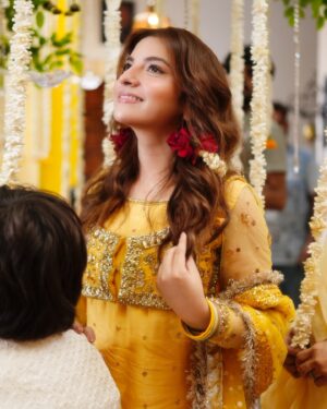 Dananeer Mobeen Instagram - Overexcited Roshi for Mahis mayon 💛 
Sir Talha kou atleast thank you bolna chahiye thha. Chalou aap hee boldo. 
-
This gorgeous outfit by my beautiful @official_mayaali @mayapretofficial 💛