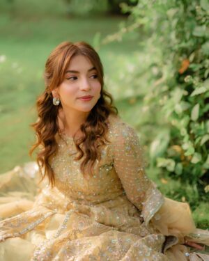 Dananeer Mobeen Instagram - A girl who believes in fairytales, and now she wears them @kanwalmalik.official❤️❤️
styling by: @faizas.salon 
Shot by: @saherabbasi 🤍🤍
#KanwalMalikOfficial #KanwalMalik #Maahi #FestiveUnstitched