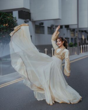 Dananeer Mobeen Instagram - the sun shining in London, and a ton of love. Eternally grateful and blessed 🤍
-
#humawards2024 
- @mavikhazam thank you for the beautiful pictures 🤍
- @zoyabeauty thank you for the incredible hair and makeup! You absolutely nailed it 🤍🤍🤍
