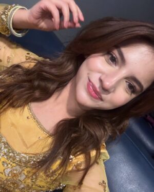 Dananeer Mobeen Instagram - Overexcited Roshi for Mahis mayon 💛 
Sir Talha kou atleast thank you bolna chahiye thha. Chalou aap hee boldo. 
-
This gorgeous outfit by my beautiful @official_mayaali @mayapretofficial 💛