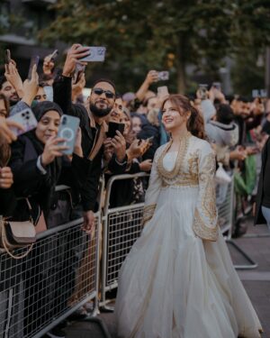 Dananeer Mobeen Instagram - the sun shining in London, and a ton of love. Eternally grateful and blessed 🤍
-
#humawards2024 
- @mavikhazam thank you for the beautiful pictures 🤍
- @zoyabeauty thank you for the incredible hair and makeup! You absolutely nailed it 🤍🤍🤍