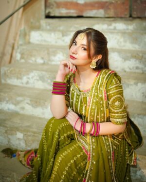 Dananeer Mobeen Instagram - She’s a do dhaari talwar or whatever 🌚🤝🏻
-

Styled by @aarindanoor
Outfit @lajbylajwanti
Jewellery @iyanajewelrystudio 
Photography @theweddingbridge
Hair @sultansumair