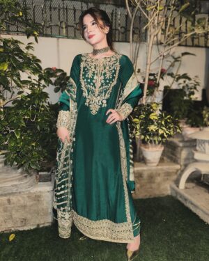 Dananeer Mobeen Instagram - Sir Talha nahee aaye tou kya huwa, atleast cute pictures aa gayeen 🤷🏻‍♀️🫡🤝🏻
-
Outfit @kanwalmalik.official 🤍