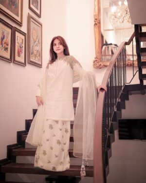 Dananeer Mobeen Instagram - bohout wholesome hougaya aaj 🫶🏻
-
Styled by @styledbyebrahim 
Outfit @mohsin.naveed.ranjha 
Hair @sultansumair