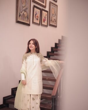 Dananeer Mobeen Instagram - bohout wholesome hougaya aaj 🫶🏻
-
Styled by @styledbyebrahim 
Outfit @mohsin.naveed.ranjha 
Hair @sultansumair