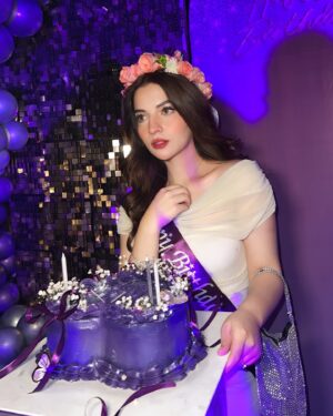 Dananeer Mobeen Instagram - december baby. 🎂
-Thank you for all the birthday love and wishes. I’m overwhelmed with gratitude. i love u guys 🥹
