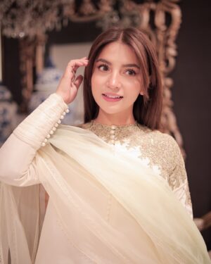Dananeer Mobeen Instagram - bohout wholesome hougaya aaj 🫶🏻
-
Styled by @styledbyebrahim 
Outfit @mohsin.naveed.ranjha 
Hair @sultansumair