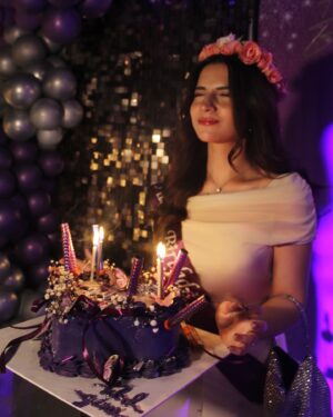 Dananeer Mobeen Instagram - december baby. 🎂
-Thank you for all the birthday love and wishes. I’m overwhelmed with gratitude. i love u guys 🥹