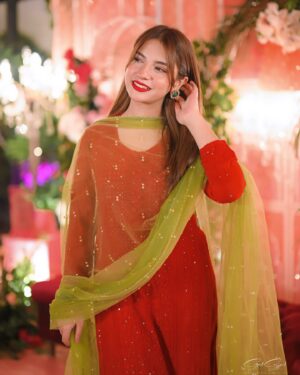 Dananeer Mobeen Instagram - Kameez @yashmagillofficial kee 
Trouser shoot ke kapron ka 
Dupatta @aarindanoor ka 
Shoes and jewelry @ebrahimjaliawala kee 
Styling @dananeerr 
Makeup and hair @dananeerr 
thank you 🤝🏻🫡