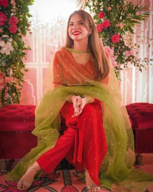 Dananeer Mobeen Instagram - Kameez @yashmagillofficial kee 
Trouser shoot ke kapron ka 
Dupatta @aarindanoor ka 
Shoes and jewelry @ebrahimjaliawala kee 
Styling @dananeerr 
Makeup and hair @dananeerr 
thank you 🤝🏻🫡
