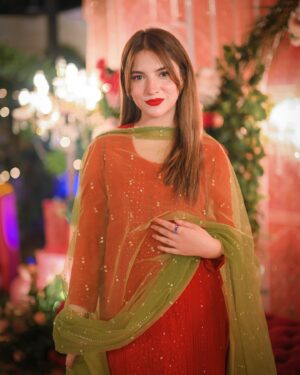 Dananeer Mobeen Instagram - Kameez @yashmagillofficial kee 
Trouser shoot ke kapron ka 
Dupatta @aarindanoor ka 
Shoes and jewelry @ebrahimjaliawala kee 
Styling @dananeerr 
Makeup and hair @dananeerr 
thank you 🤝🏻🫡