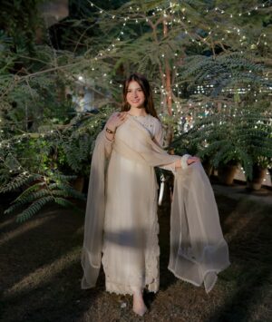 Dananeer Mobeen Instagram - Twinkling nights and twinkling eyes ✨
-
Styled by @aarindanoor 
Outfit @umshabyuzmababar