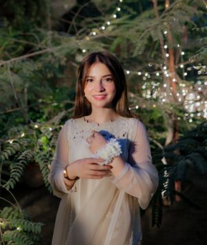 Dananeer Mobeen Instagram - Twinkling nights and twinkling eyes ✨
-
Styled by @aarindanoor 
Outfit @umshabyuzmababar