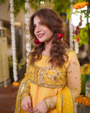 Dananeer Mobeen Instagram - Overexcited Roshi for Mahis mayon 💛 
Sir Talha kou atleast thank you bolna chahiye thha. Chalou aap hee boldo. 
-
This gorgeous outfit by my beautiful @official_mayaali @mayapretofficial 💛