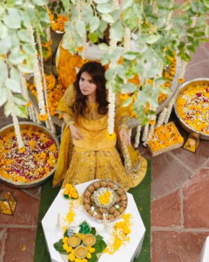 Dananeer Mobeen Instagram - Overexcited Roshi for Mahis mayon 💛 
Sir Talha kou atleast thank you bolna chahiye thha. Chalou aap hee boldo. 
-
This gorgeous outfit by my beautiful @official_mayaali @mayapretofficial 💛