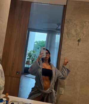 Daniela Antury Instagram - Coincidimos con que es cool tener muchos moods ? Jaja 💛 me preguntaban ayer,  que como hago para balancear mi vida ! 
Y te respondo con una pregunta . 
Quién dijo que solo puedes ser una sola versión de ti ? 🤭 explora , experimenta , atrévete y descubre en tu interior la magia de tu autenticidad ✨🫀