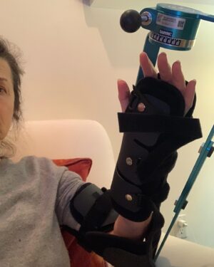 Daphne Zuniga Instagram - These pics popped up from A YEAR AGO and it reminded me of the journey of healing and recovery I was on! Broken wrist AND frozen shoulder! So I wanted to shout out a HUGE THANK YOU to Robin V at @eliteorthosport and Pamela at @selectpt! Both truly stellar healers in Santa Monica, CA. Highly recommended! Thank you Robin and Pam, Dr. Banffy and Dr. Shin you fixed me! 
I even swam in the Mediterranean. 🙏🏼❤️‍🩹💪🏼🌊🐬