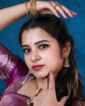 Deepthi Rajendra Instagram - Violet vibes 💜 

M&H @radhika_makeover_66 
Jewels @fineshinejewels 
📸 @epkarthickphotography 
Saree @piriyarajan
