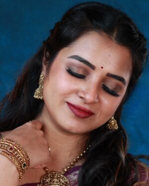 Deepthi Rajendra Instagram - Violet vibes 💜 

M&H @radhika_makeover_66 
Jewels @fineshinejewels 
📸 @epkarthickphotography 
Saree @piriyarajan