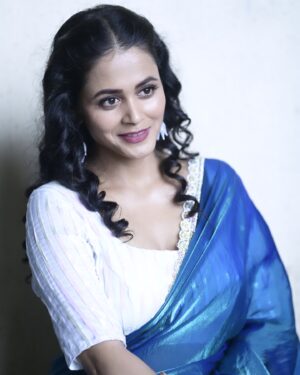 Deepti Devi Instagram - My eyes on blue💎😇

Flaunting this gorgeous saree from @fashionrules_sarees by @kavitaupadhye and @deepali_deshpande 

Promoting my film @baii__ga 🌸

#deeptidevioriginal #deeptidevi #ｄｅｅｐｔｉｄｅｖｉ #fashion #saree #style #celebstyle #filmmaking #baii_ga #indianwear
