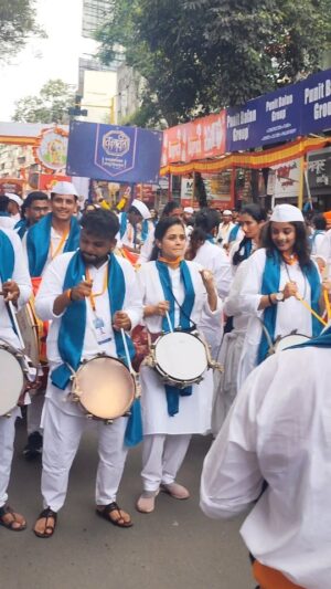 Deepti Devi Instagram - पुण्यातील गणेश आगमन सोहळ्यात अभिनेत्री @deepti.devi ताशा वादन करताना!
पथक 💗 @kalaawantdholpathak
वादक 💗 @deepti.devi @mee__pooja

#ganapatibappamorya #ganapati #tasha #tashavadak #celebrity #actress #marathiactress #streetsofpune  #ganeshfestival