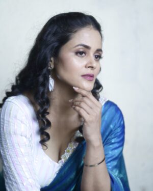 Deepti Devi Instagram - My eyes on blue💎😇

Flaunting this gorgeous saree from @fashionrules_sarees by @kavitaupadhye and @deepali_deshpande 

Promoting my film @baii__ga 🌸

#deeptidevioriginal #deeptidevi #ｄｅｅｐｔｉｄｅｖｉ #fashion #saree #style #celebstyle #filmmaking #baii_ga #indianwear