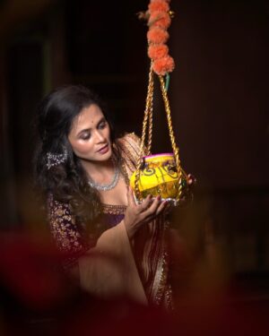 Deepti Devi Instagram - “कृष्णस्त्वां हरणं यच्छेत्, माक्खनं तस्य लिप्सति।
यशोदा तत्र गच्छति, स्वप्रसादं समर्पयति॥

#krishna #yashoda #divineplay #childhoodmischief #sanskritshloka #indianculture #divinelove #mythology #tradition #spiritualjourney