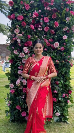 Deepti Devi Instagram - Saree ki saree Teri 🧚‍♂️❤️

#deeptidevi #indianwear #saree #indianwedding #indianbeauty #red #bridalmakeup #festival #weddinginspiration #weddingdecor #reelitfeelit #traditional