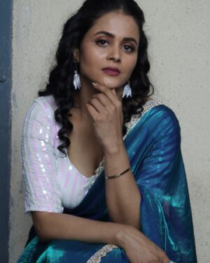 Deepti Devi Instagram - अगर मैं कहूं..💙 all eyes on blue🧿😇

#film @baii__ga 
Wearing @fashionrules_sarees  by @deepali_deshpande @kavitaupadhye 

Clicked by @niks_clicks_ 

#saree #sareelove #style #deeptidevi #deeptidevioriginal #indianwear #indianfashion #blue #filmproduction #traditional #indianbeauty #photography #potraits #indiancinema