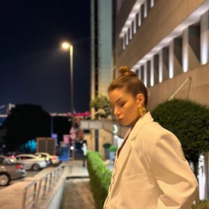 Defne Kayalar Instagram - Tak takıştır, giyin, davetlere git, fotolar çektir, sonra aylarca galerinde dursun, aferin defne 👍🏼 
#reklam