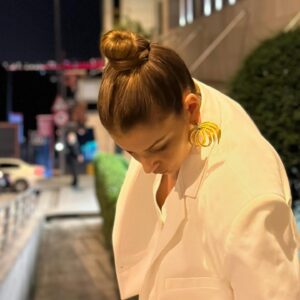 Defne Kayalar Instagram - Tak takıştır, giyin, davetlere git, fotolar çektir, sonra aylarca galerinde dursun, aferin defne 👍🏼 
#reklam