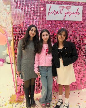 Demet Akalın Instagram - Guzel dostlarla guzel suprizli  11. Yas dogumgunu partisi Hirakurt💖🫶🏻🫶🏻