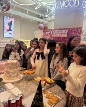 Demet Akalın Instagram - Guzel dostlarla guzel suprizli  11. Yas dogumgunu partisi Hirakurt💖🫶🏻🫶🏻