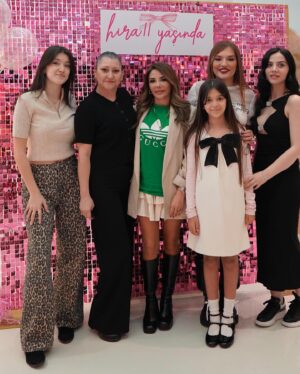 Demet Akalın Instagram - Guzel dostlarla guzel suprizli  11. Yas dogumgunu partisi Hirakurt💖🫶🏻🫶🏻