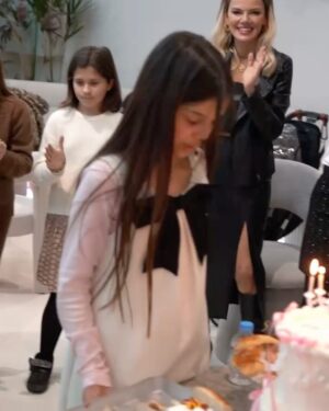 Demet Akalın Instagram - Guzel dostlarla guzel suprizli  11. Yas dogumgunu partisi Hirakurt💖🫶🏻🫶🏻
