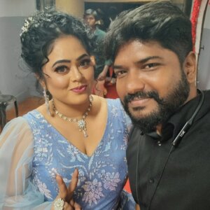 Devipriya Instagram - Finally after 5 yrs met miss @devipriya23_official ...ippadi oru meet ku  ready illa lol ...rendu perum expect pannave illa but we met in #sunkudumbamviruthugal2025 💐💐💐💐💐