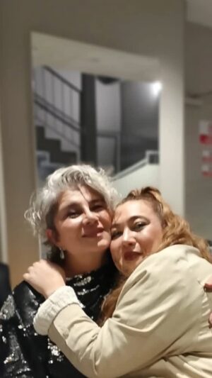 Devrim Yakut Instagram - O'nu ilk Katharsis programında izleyip çok etkilenmiş ve hemen takibe almıştım.Etkilenme sebebim,yaşadıkları karşısındaki dirayeti,duruşu,vazgeçmeyişi ve asla vazgeçmediği gülüşü oldu.Bayılıyorum güçlü ve güzel gülüşlü kadınlara.Sonra İzmir Date Night gecesine geldi eli hediyelerle dolu.O gün onun doğum günüydü,hediyelere boğulan bendim...Ne şanslıyım.Konser sonrası sarıldık,kucaklaştık sanki yıllardır birbirimizi bilir gibi.Belki de biliyoruzdur,kim bilir?Geçen yıl bu zamanlar acil apandisit ameliyatı oldum.Bir ay geçmeden de bileğimi kırdım.Yırtiklar,kopuklar zor bir kırıktı.Hayat "Dur" dedi duramayan bana.Ayaklarım durdu belki ama,ellerimle çalıştım bu sefer.Örmeye başladım.Her kadın için terapidir,benim için de öyle oldu.Ördükçe sevdim,sevdikçe ördüm.Biriktiler,çoğaldılar.Sevdiklerime hediye ettim pek çoğunu.Sonra Şeyda çıkınca karşıma,ürettiklerimi ona vermeye karar verdim.Şeyda'nın son bir ameliyatı var.Ve o ameliyat için de maddi desteğe...Ben çorbaya tuzu bu yolla koydum,siz de ürünleri satın alarak destek olabilirsiniz.Alacağınız her bileklik,her ilmeği sevgi,mutluluk,umut ve iyi dileklerle tarafımdan yapılmıştır.Alana,takana da şifa,mutluluk ve neşe getirsin.🙏❤️Haaa bu arada,Şeyda'ya korkunç yorumlar yazan "tatlışlar!!" Sakın onun sitesinden alışveriş yapmayın.Bizim ürünler size iyi gelmez.Bizim kötülük ve kötülerle işimiz olmaz.Paranıza yazık.Şeyda'nın alışveriş magazasına profilindeki linkten ulaşabilirsiniz.Yeni yıla güzel ve iyi kalplerle girelim.Salımız da sallanmasın.Hadi bakalım❤️🙏🧚‍♂️😇 @yamalisurat