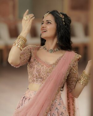 Dhivyadharshini Instagram - 10 photos iruku porumaiya pathu solunga yepdi iruku nu,because a girl needs to dress up once in a while 😘 

Deets: 
Outfit @nirali_design_house 🥰
Jewelery @bronzerbridaljewellery 😘
Make up @makeupibrahim 🥹
Hairstyle @hairstylists_vijayaraghavan 💯
Photography @camerasenthil 🙏
 Big thank you to this incredible team who have been my big support ❤️❤️❤️ 

#ddneelakandan #lehenga #pavadaithavani #ddstlyles