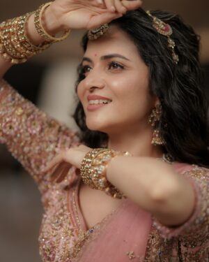 Dhivyadharshini Instagram - 10 photos iruku porumaiya pathu solunga yepdi iruku nu,because a girl needs to dress up once in a while 😘 

Deets: 
Outfit @nirali_design_house 🥰
Jewelery @bronzerbridaljewellery 😘
Make up @makeupibrahim 🥹
Hairstyle @hairstylists_vijayaraghavan 💯
Photography @camerasenthil 🙏
 Big thank you to this incredible team who have been my big support ❤️❤️❤️ 

#ddneelakandan #lehenga #pavadaithavani #ddstlyles