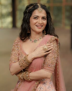 Dhivyadharshini Instagram - 10 photos iruku porumaiya pathu solunga yepdi iruku nu,because a girl needs to dress up once in a while 😘 

Deets: 
Outfit @nirali_design_house 🥰
Jewelery @bronzerbridaljewellery 😘
Make up @makeupibrahim 🥹
Hairstyle @hairstylists_vijayaraghavan 💯
Photography @camerasenthil 🙏
 Big thank you to this incredible team who have been my big support ❤️❤️❤️ 

#ddneelakandan #lehenga #pavadaithavani #ddstlyles