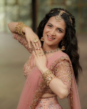 Dhivyadharshini Instagram - 10 photos iruku porumaiya pathu solunga yepdi iruku nu,because a girl needs to dress up once in a while 😘 

Deets: 
Outfit @nirali_design_house 🥰
Jewelery @bronzerbridaljewellery 😘
Make up @makeupibrahim 🥹
Hairstyle @hairstylists_vijayaraghavan 💯
Photography @camerasenthil 🙏
 Big thank you to this incredible team who have been my big support ❤️❤️❤️ 

#ddneelakandan #lehenga #pavadaithavani #ddstlyles