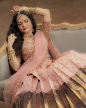Dhivyadharshini Instagram - 10 photos iruku porumaiya pathu solunga yepdi iruku nu,because a girl needs to dress up once in a while 😘 

Deets: 
Outfit @nirali_design_house 🥰
Jewelery @bronzerbridaljewellery 😘
Make up @makeupibrahim 🥹
Hairstyle @hairstylists_vijayaraghavan 💯
Photography @camerasenthil 🙏
 Big thank you to this incredible team who have been my big support ❤️❤️❤️ 

#ddneelakandan #lehenga #pavadaithavani #ddstlyles